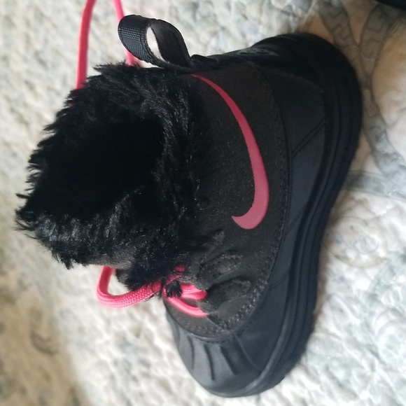 EUC Nike Woodside Chukka fur lined toddler boots - Picture 2 of 6